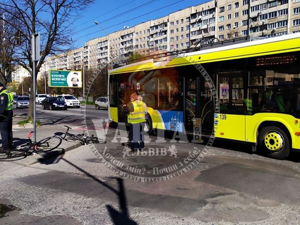 Во Львове столкнулись легковушка, велосипедист и троллейбус (ФОТО)
