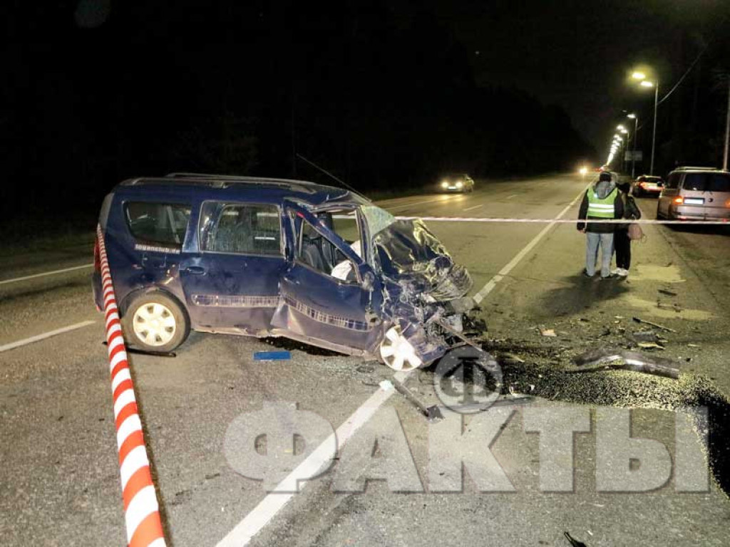 Под Киевом произошло лобовое столкновение авто Volkswagen Touareg и Dacia: один человек госпитализирован (ФОТО)