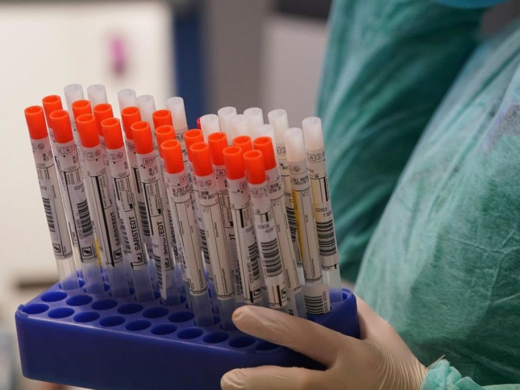 Великобритания проводит крупнейшее в мире испытание препаратов от коронавируса