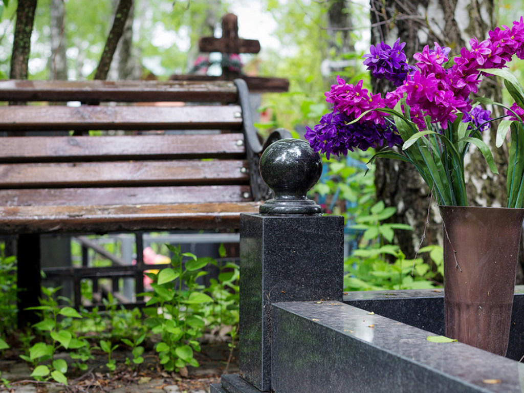 До улучшения эпидситуации: В Киевской области закрыли кладбища