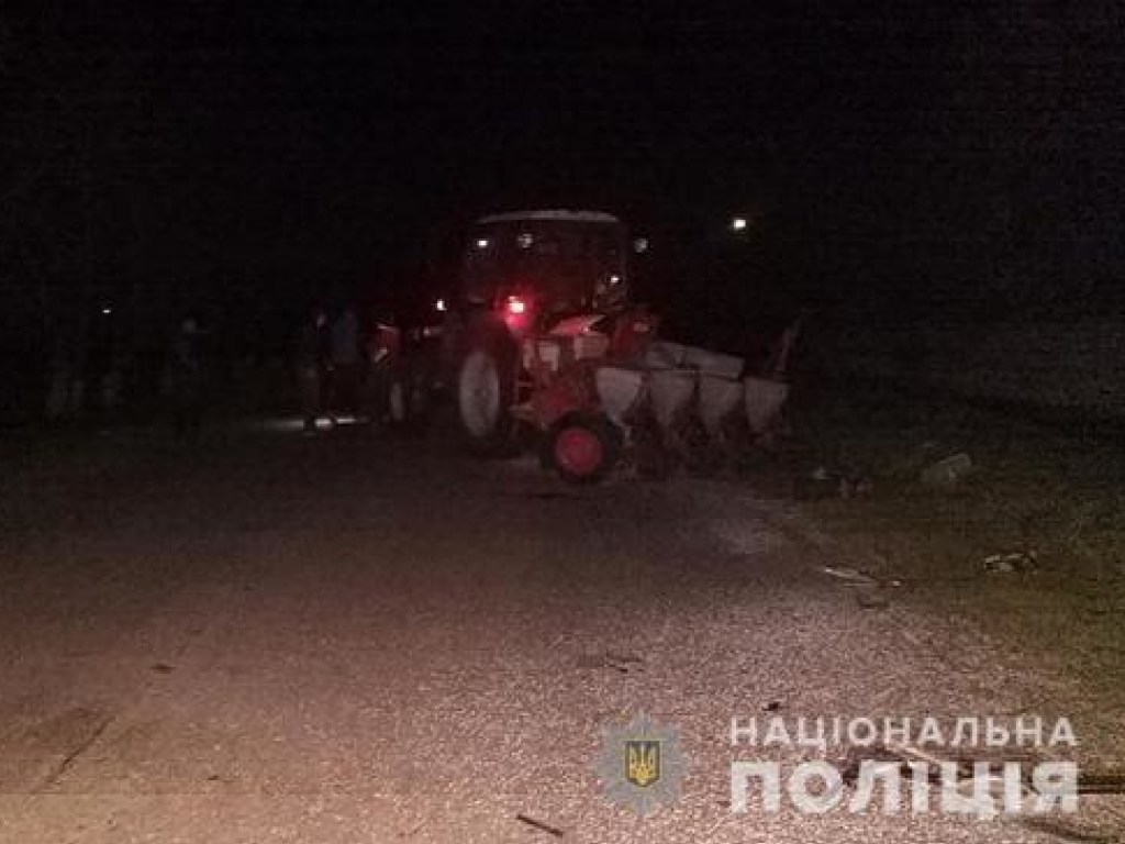 Водитель BMW врезался в трактор под Киевом, есть жертвы (ФОТО)
