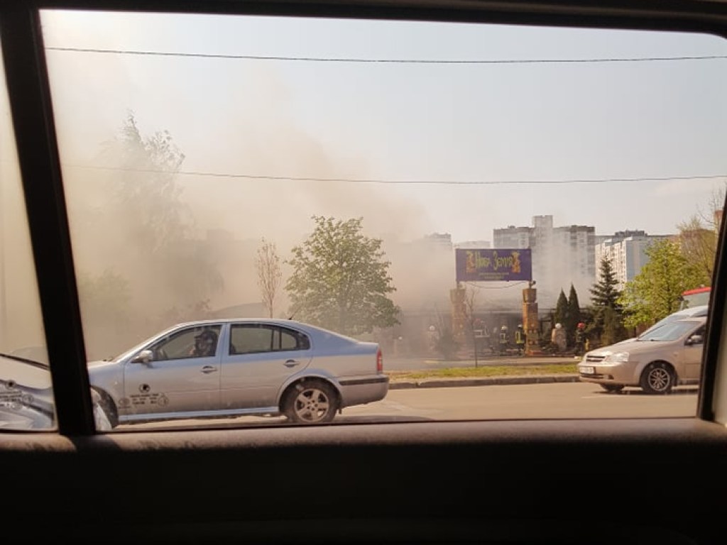 В Киеве на Позняках сгорел ресторан на берегу озера (ФОТО)