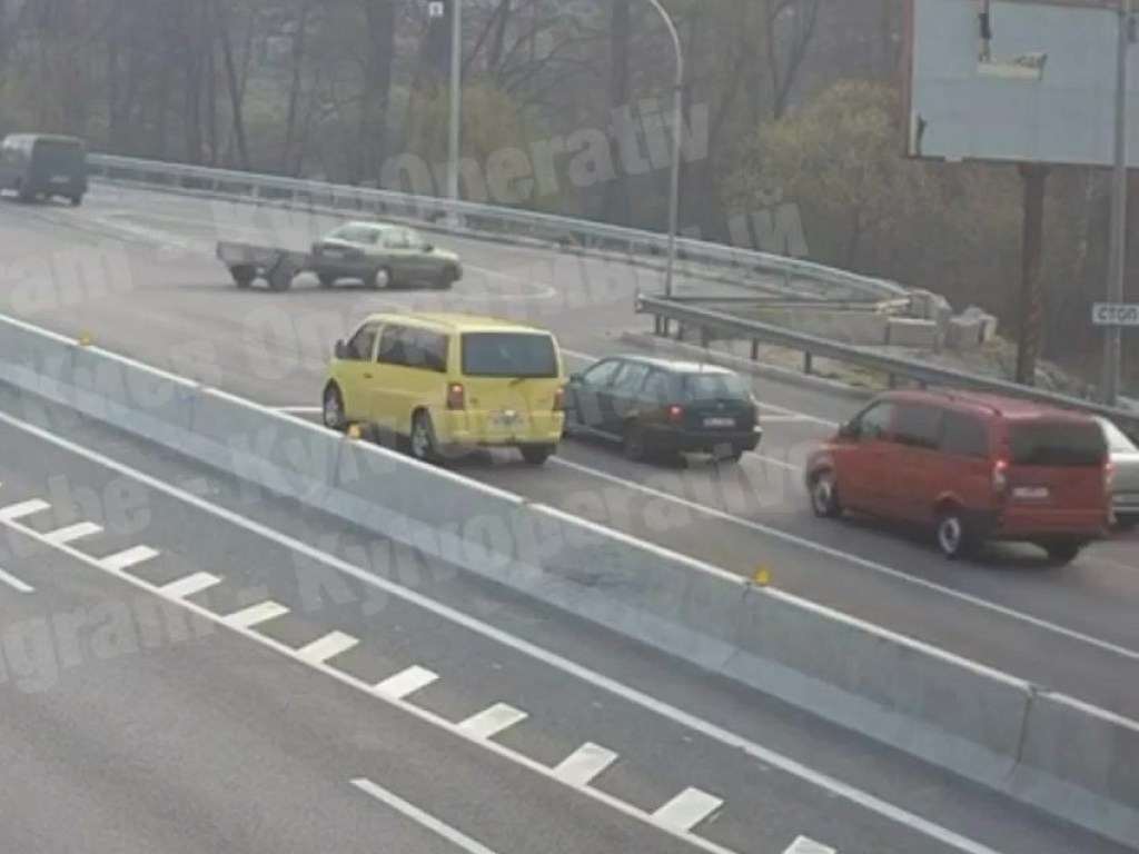 Под Киевом микроавтобус на большой скорости протаранил иномарку на светофоре (ВИДЕО)