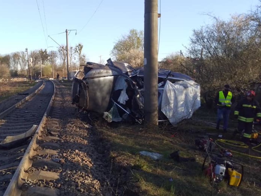 Во Львове у железной дороги Audi врезался в электроопору: есть жертвы (ФОТО, ВИДЕО)
