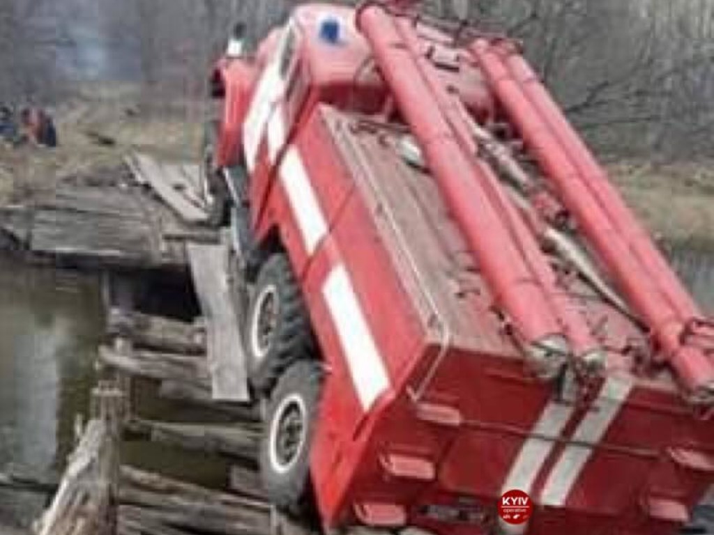 Пожары на Житомирщине: машина ГСЧС провалилось под мост (ФОТО)