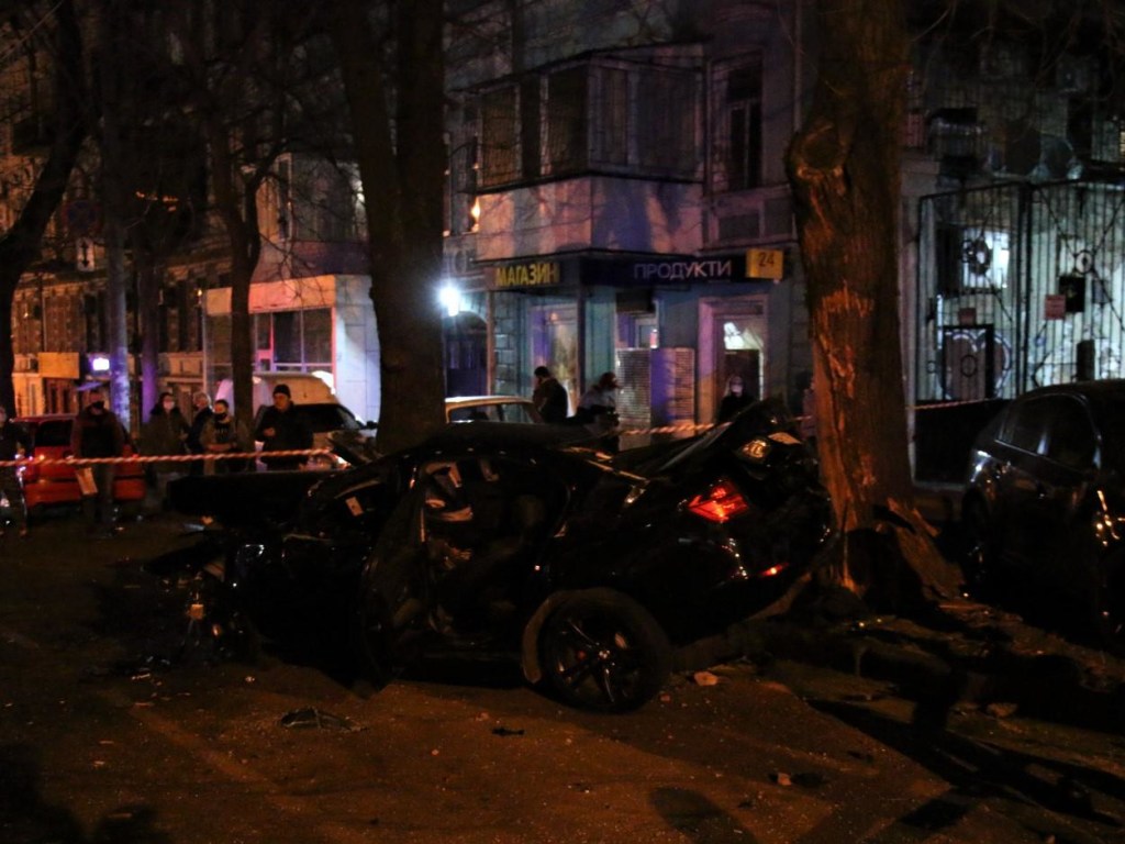 Авто превратилось в груду металла: в Одессе на перекрестке произошло смертельное ДТП с BMW (ФОТО, ВИДЕО)