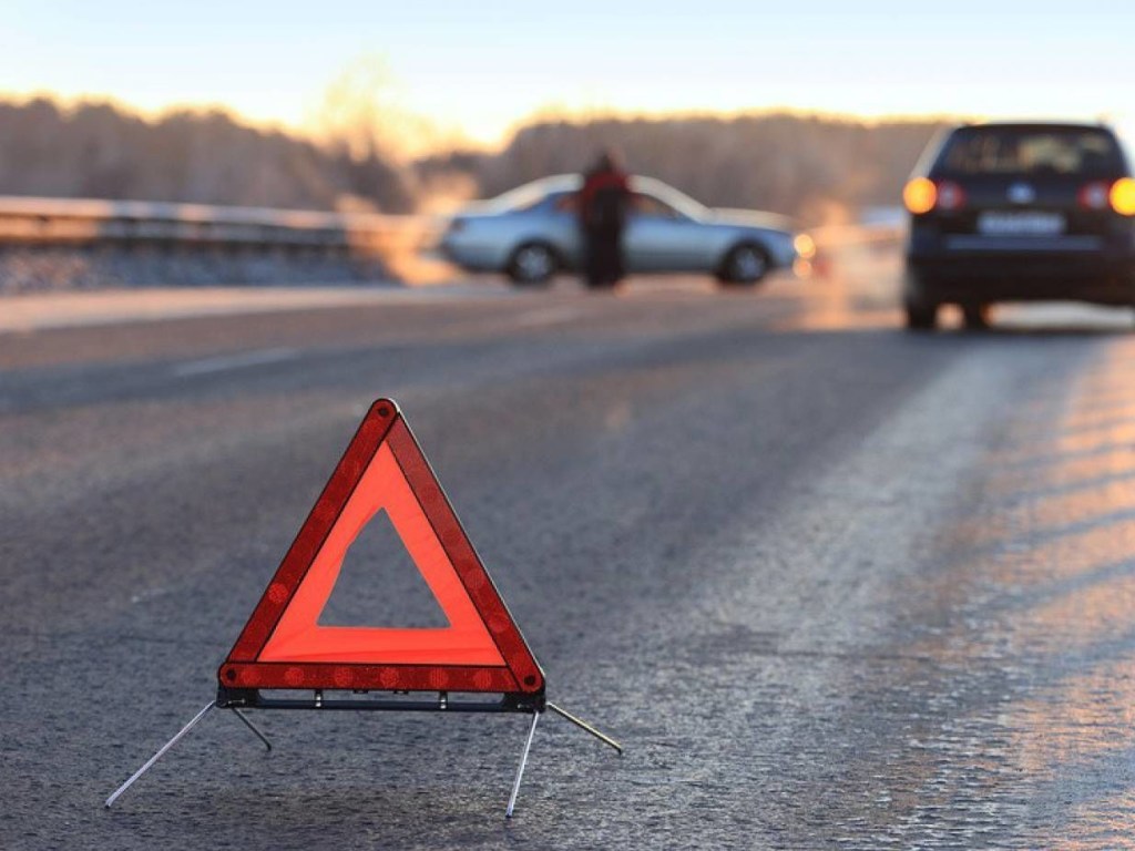 Водитель BMW протаранил отбойник в Запорожье (ВИДЕО)