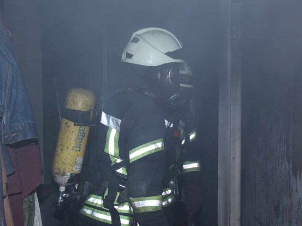 На столичной Борщаговке из огня спасли женщину (ФОТО)
