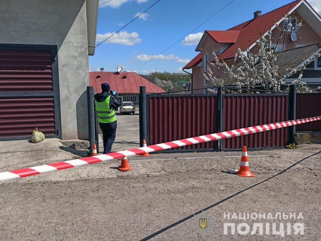 В Черновицкой области мужчина убил жену на глазах у ребенка и попытался зарезать себя (ФОТО, ВИДЕО)