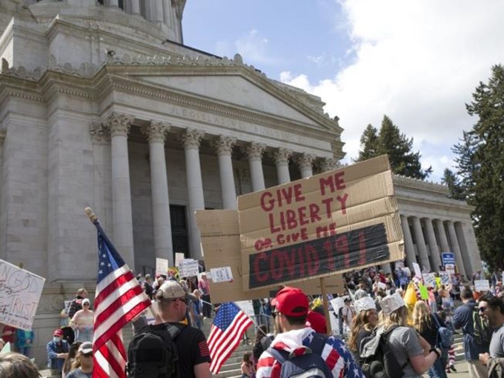 В столице США около 2,5 тысяч человек провели митинг против карантина (ВИДЕО)