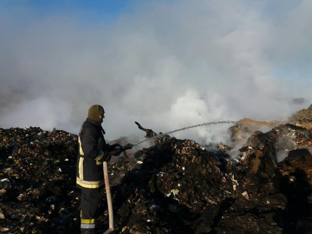 Пожар тушили около суток: Во Львовской области произошло возгорание мусорной свалки (ФОТО)