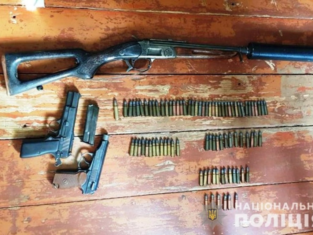 В Черкасской области полиция изъяла у мужчины арсенал оружия и боеприпасы (ФОТО)
