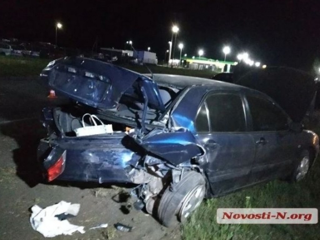 Пострадала беременная женщина: под Николаевом авто Toyota Camry врезалось в Mitsubishi (ФОТО)