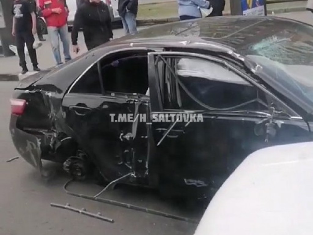 Автомобиль вылетел на «встречку»: В Харькове Toyota с девушкой за рулем снесла ограждение (ФОТО, ВИДЕО)