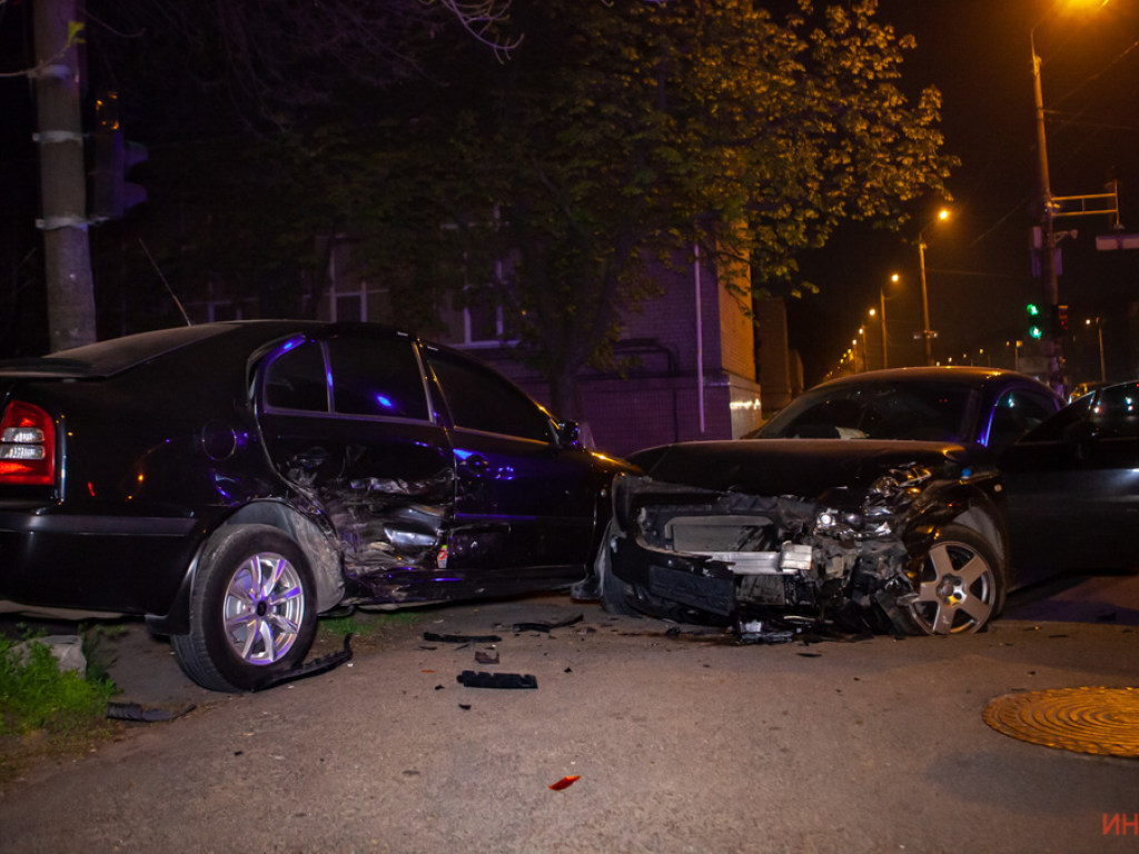 Один из водителей травмировал руку: В Днепре возле медколледжа столкнулись Audi и Skoda (ФОТО)
