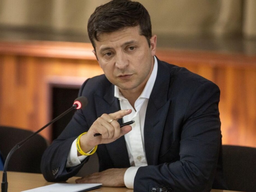 В марте Зеленский получил зарплату в 28 тысяч гривен без вычета налогов