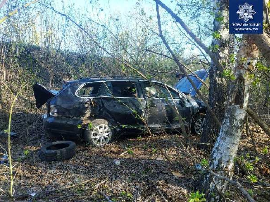 В Черкасской области в ДТП разбился автомобиль Volkswagen Golf: водителя госпитализировали (ФОТО)