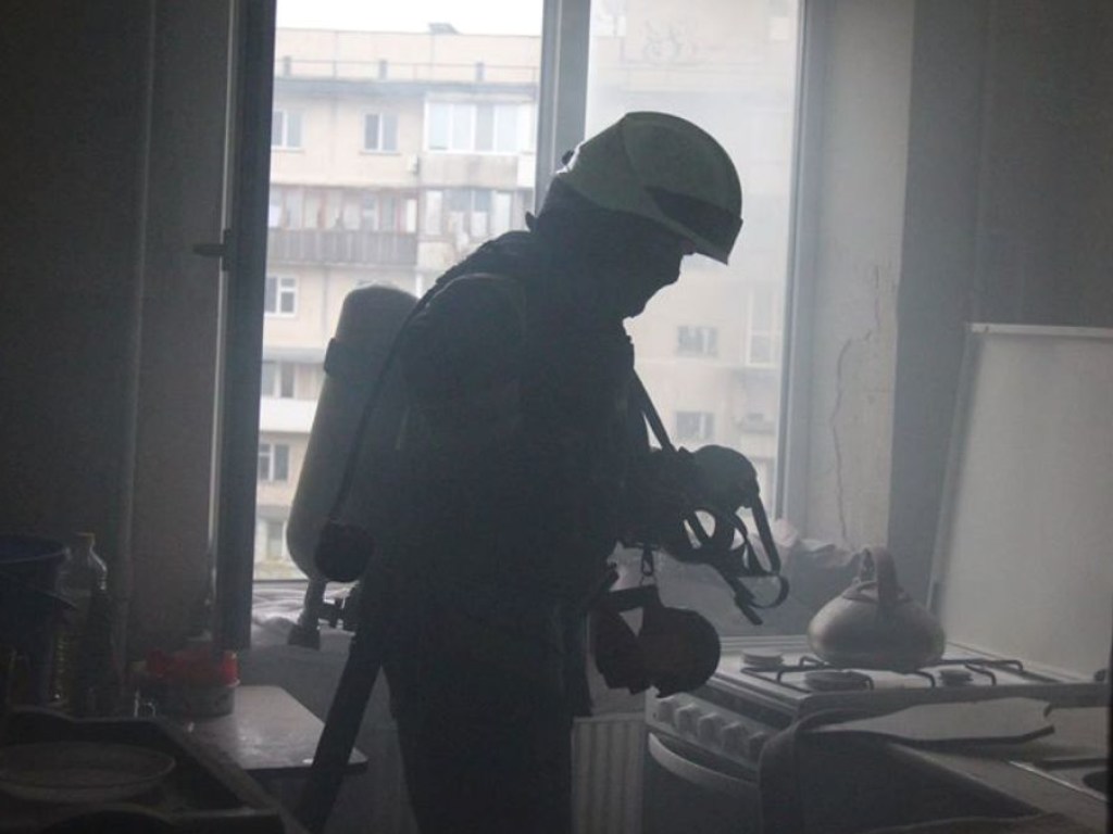 В Киеве произошел пожар в квартире: сотрудники ГСЧС спасли двоих жильцов (ФОТО)