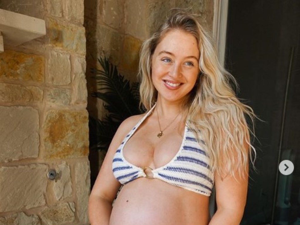 Модель plus size моделилась снимками в купальнике во время беременности (ФОТО)