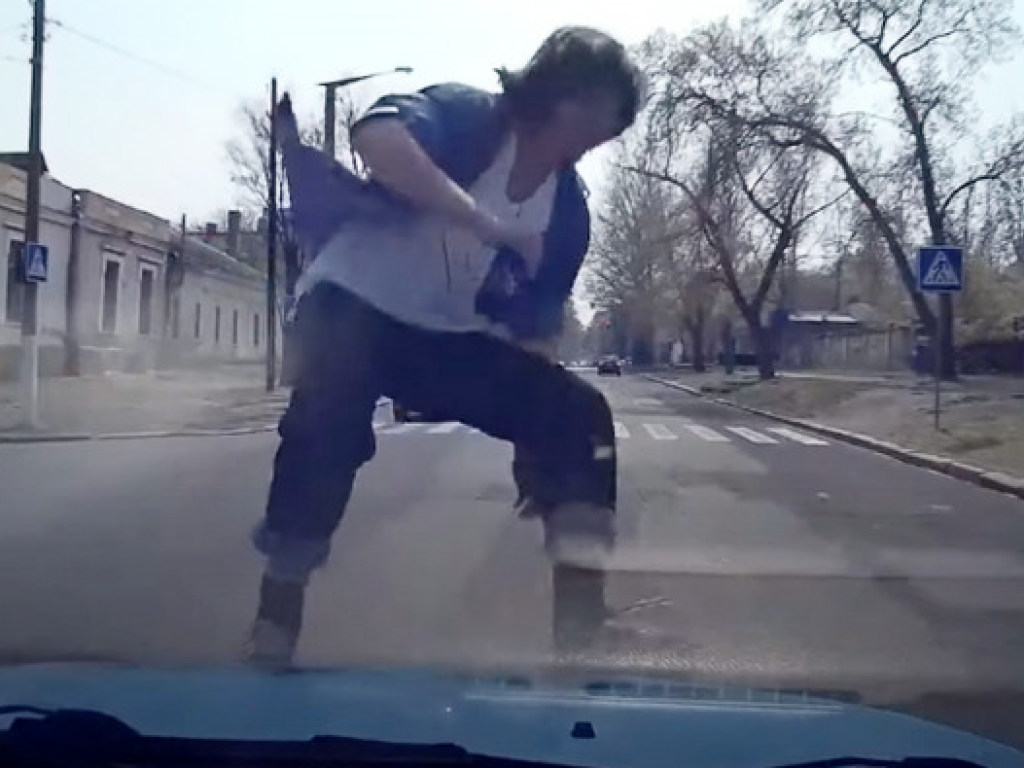  В Николаеве парень устроил «пробежку» по машине полицейских (ФОТО, ВИДЕО)