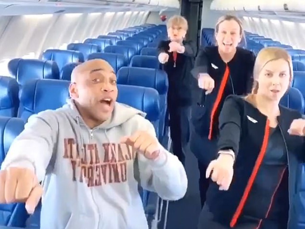 Единственный пассажир самолета устроил танцы со стюардессами (ВИДЕО)