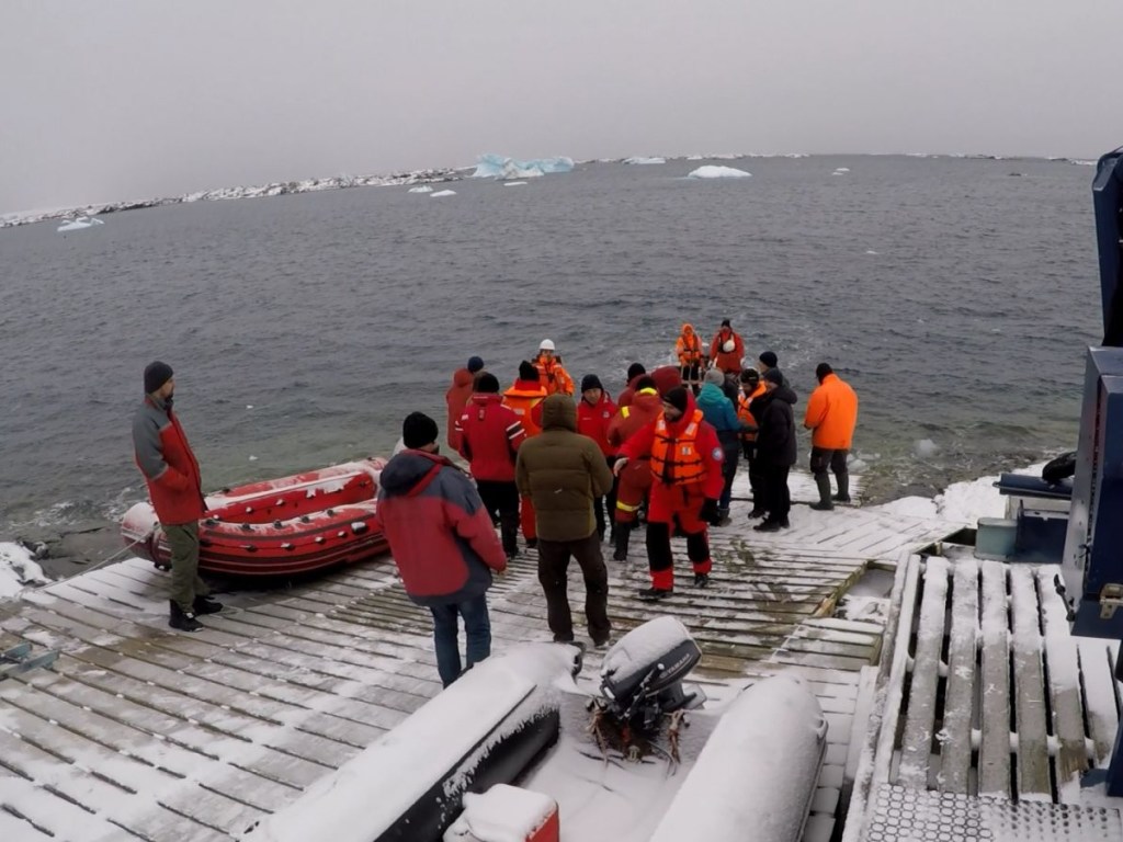 Украинская полярная экспедиция добралась до Антарктиды (ФОТО)