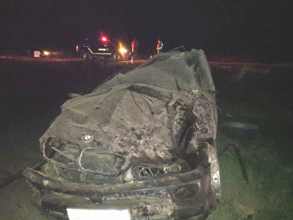 В Ровенской области пьяный водитель BMW X5 протаранил полицейское авто и перевернулся (ФОТО)