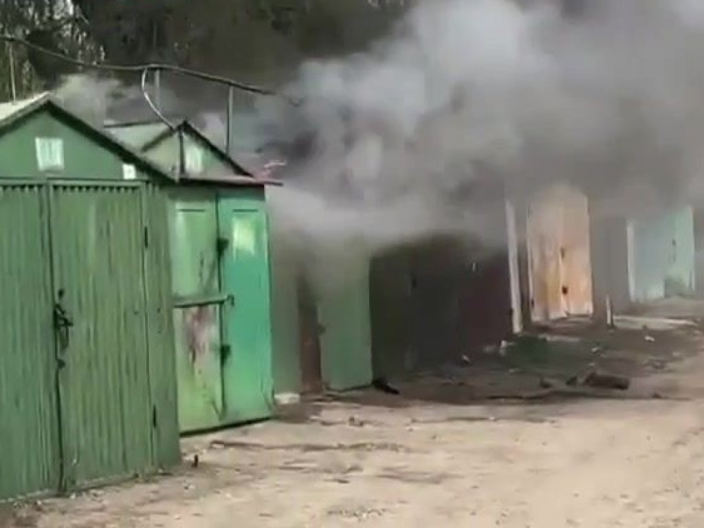 На Березняках в Киеве произошел пожар в гаражном кооперативе (ФОТО)