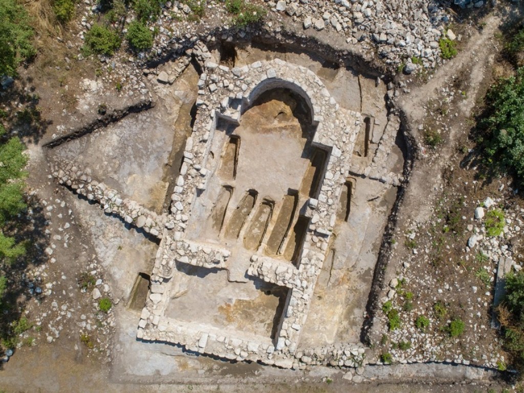 В Болгарии археологи обнаружили каменную церковь XIV века (ФОТО)