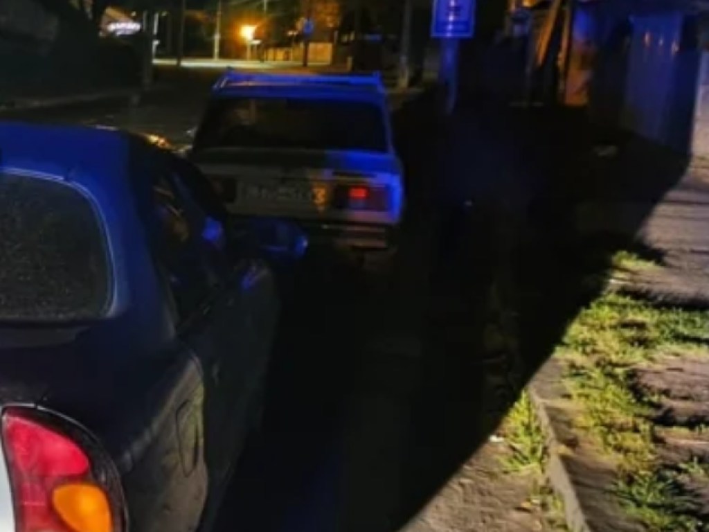 В Николаеве пьяный таксист попытался дать полицейским 200 долларов взятки (ФОТО, ВИДЕО)
