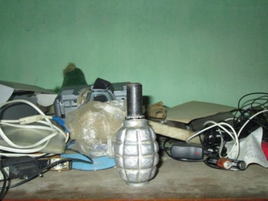 Сбежал из воинской части: В Бердичеве задержали мужчину с гранатой (ФОТО)