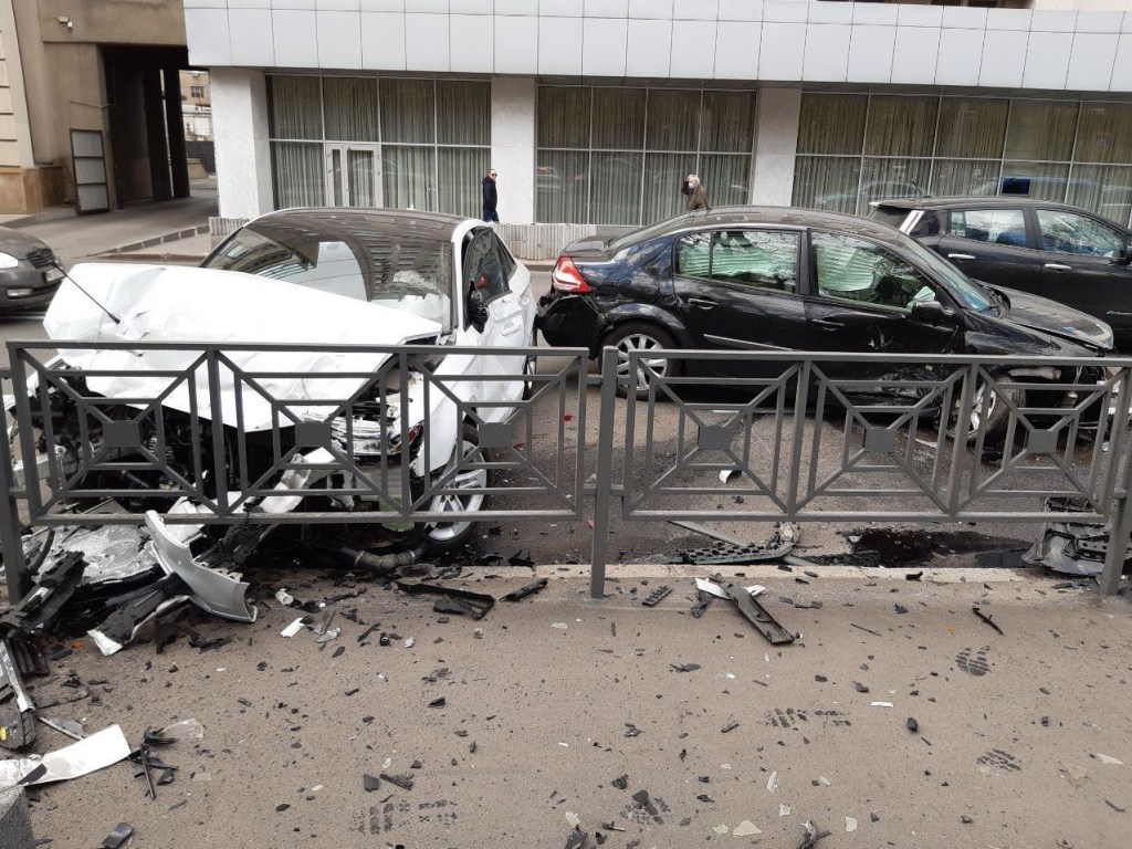 В Харькове автомобиль Renault выехал на «встречку» и столкнулся с Audi  (ФОТО)