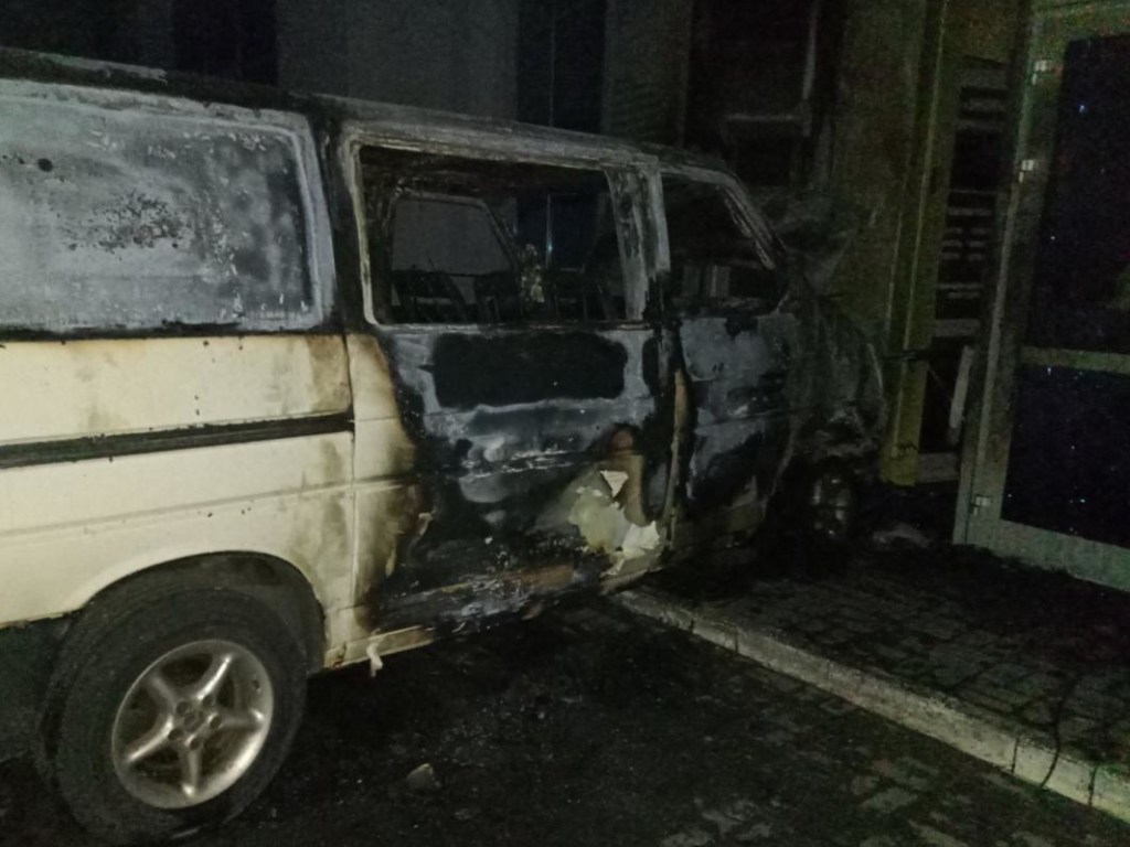 В Харькове горящий микроавтобус врезался в административное здание (ФОТО)