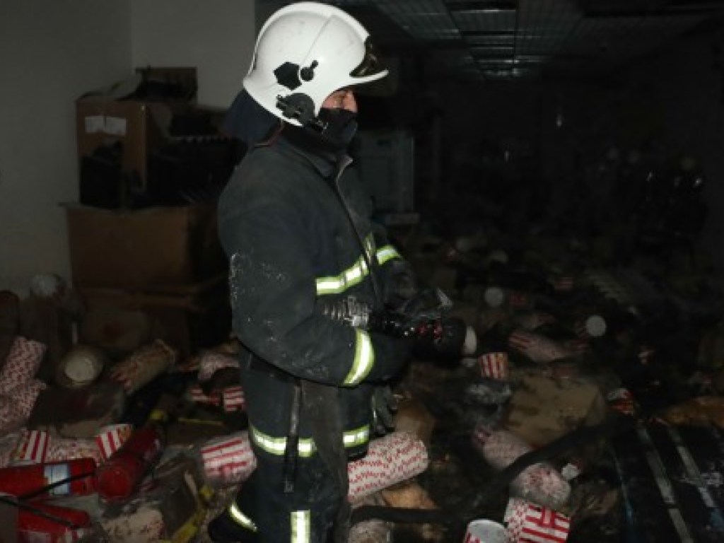 В Харькове произошел масштабный пожар в торговом центре: что известно о ЧП (ФОТО, ВИДЕО)