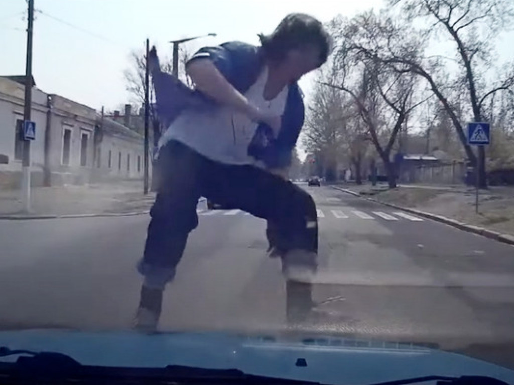 Житель Николаева бегал по служебному автомобилю полиции, оставив вмятины (ФОТО, ВИДЕО)