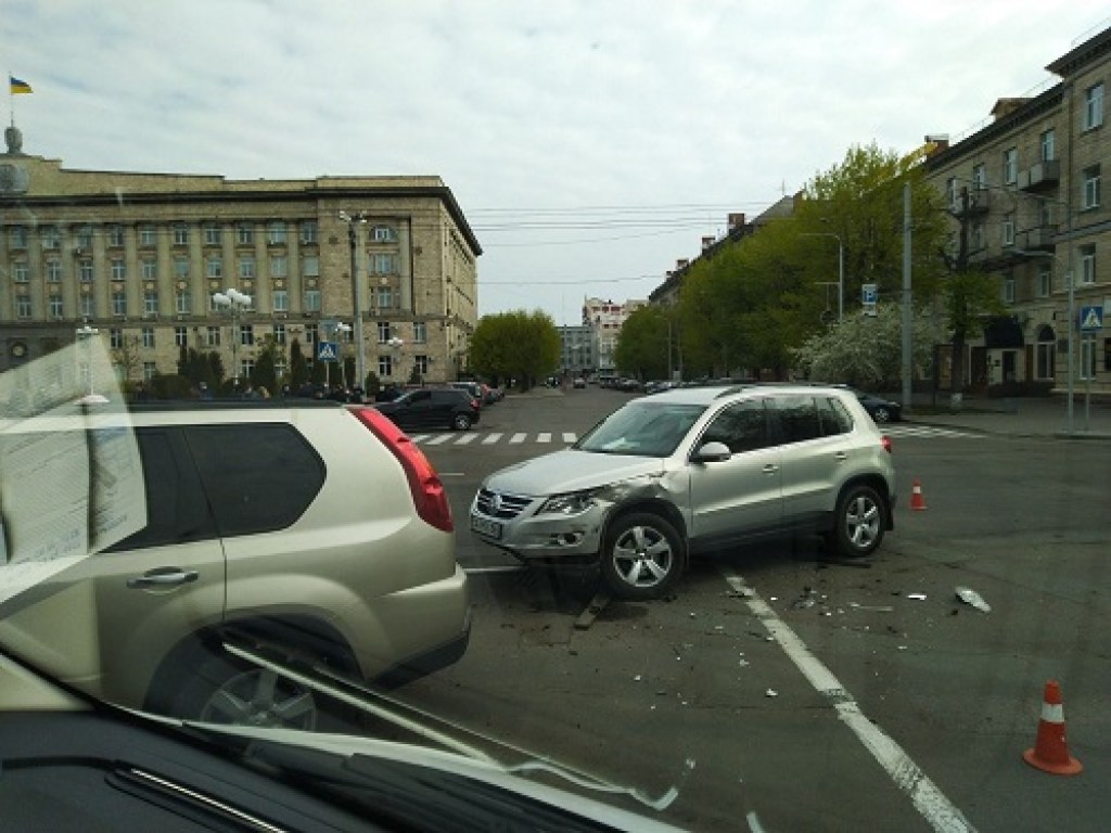 В Черкассах столкнулись Nissan и Volkswagen: есть пострадавшие (ФОТО)
