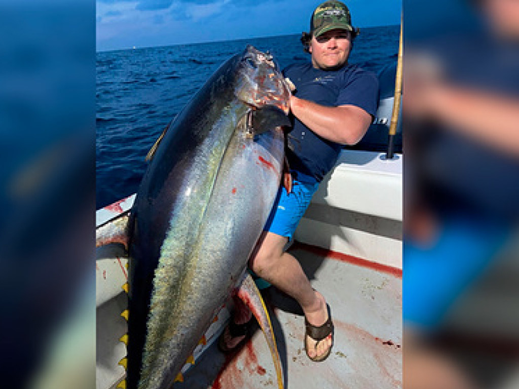 Рыбак 5 часов боролся с тунцом-рекордсменом (ФОТО)