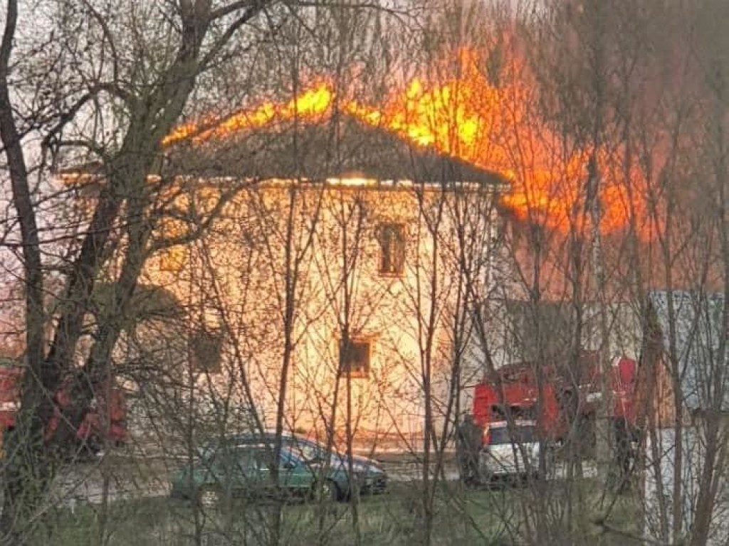 В Сумской области горел Гамалеевский монастырь, где находится усыпальница гетмана (ФОТО, ВИДЕО)