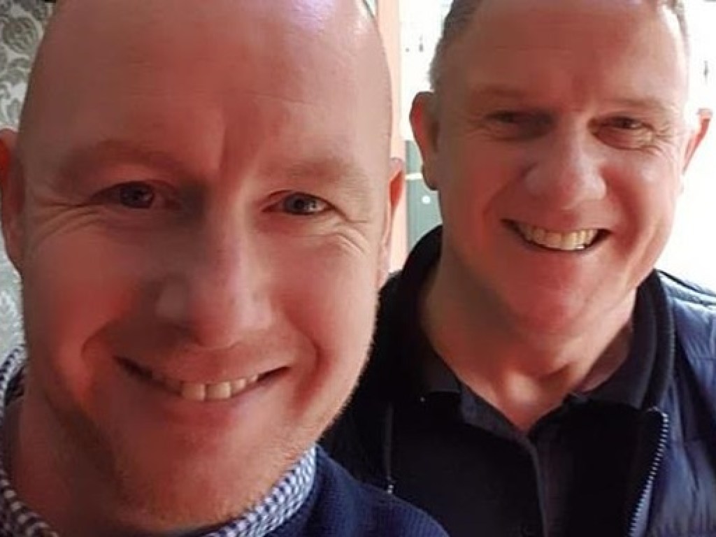 Англичанин спас друга от коронавируса, пообщавшись с ним по видеосвязи (ФОТО)