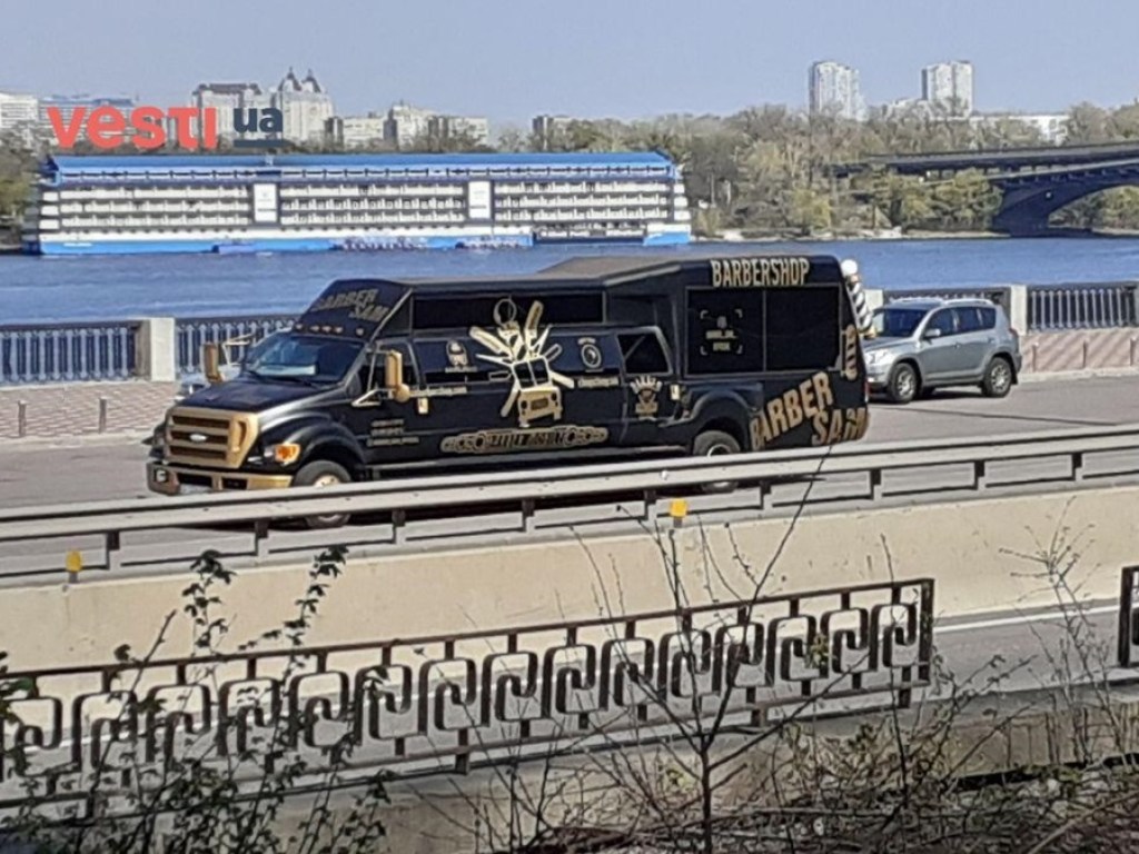 В Киеве на Днепровской набережной заметили барбершоп на колесах (ФОТО)