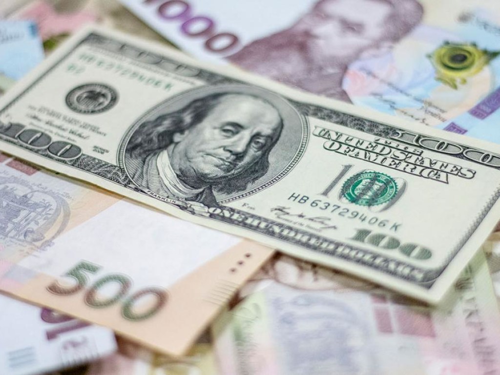 НБУ установил официальный курс на уровне 27,05 гривны за доллар