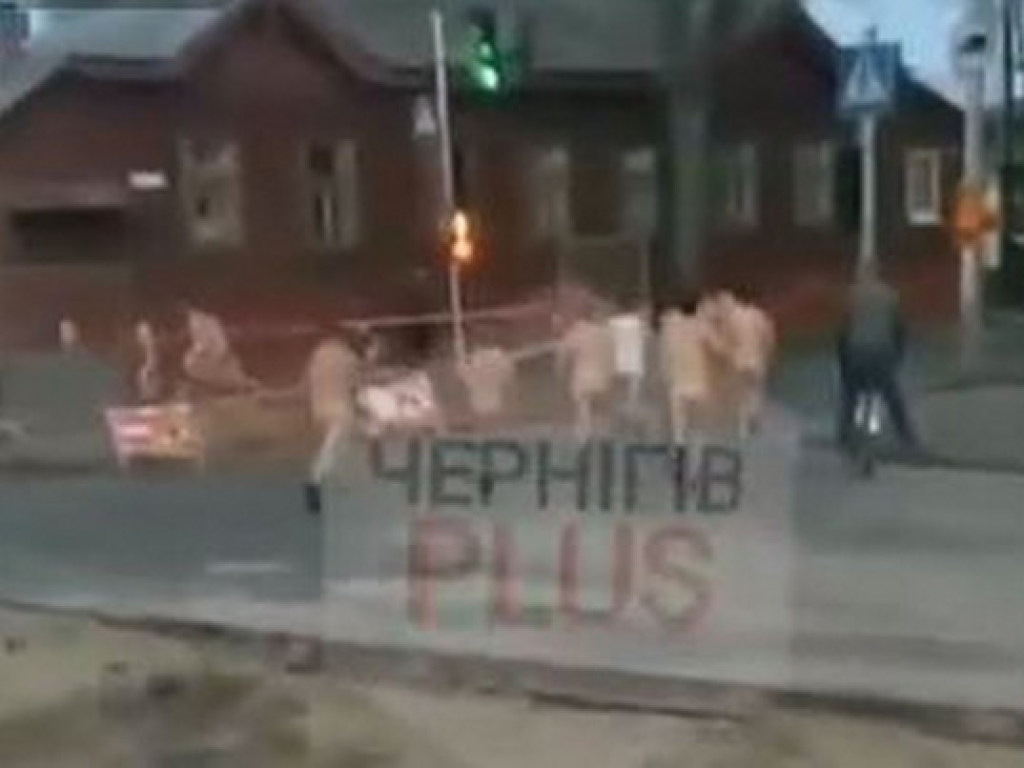 Голые жители Чернигова устроили пробег во время карантина (ФОТО)