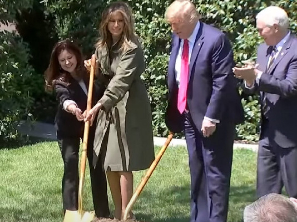Дональд Трамп вместе с супругой без масок посадили дерево у Белого дома (ФОТО, ВИДЕО)