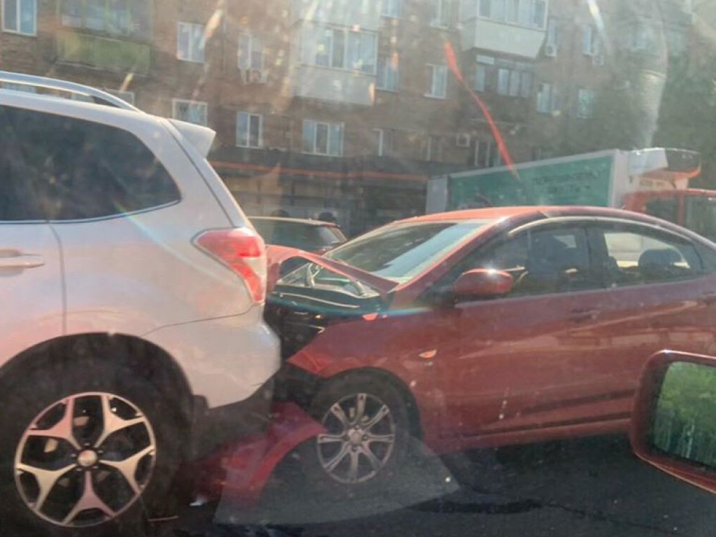 На Нивках в Киеве Hyundai протаранил на «зебре» Subaru (ФОТО)