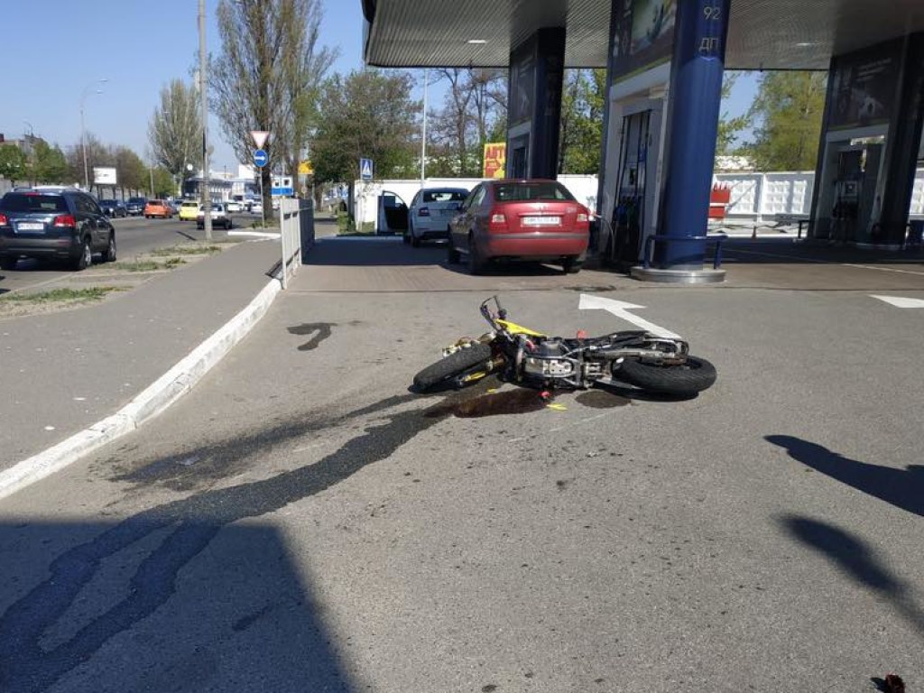 На Подоле в Киеве мотоциклист сделал «сальто» и рухнул на заправке (ФОТО)