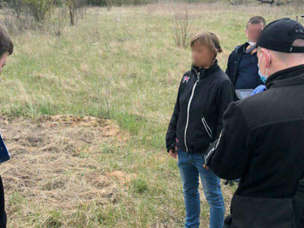 Убила и закопала на соседнем дворе: на Донбассе женщина жестоко расправилась с отцом своих детей (ФОТО)