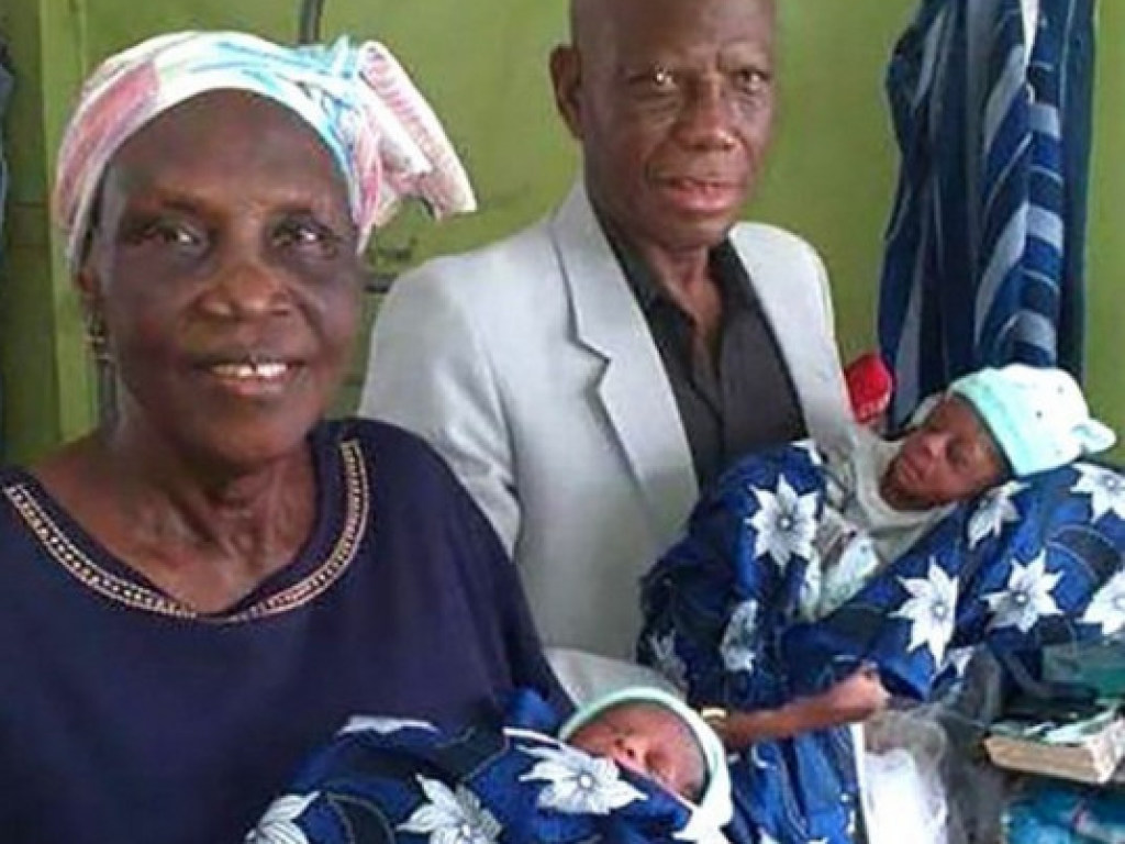 Родила двойню: жительница Нигерии впервые стала мамой в 68 лет