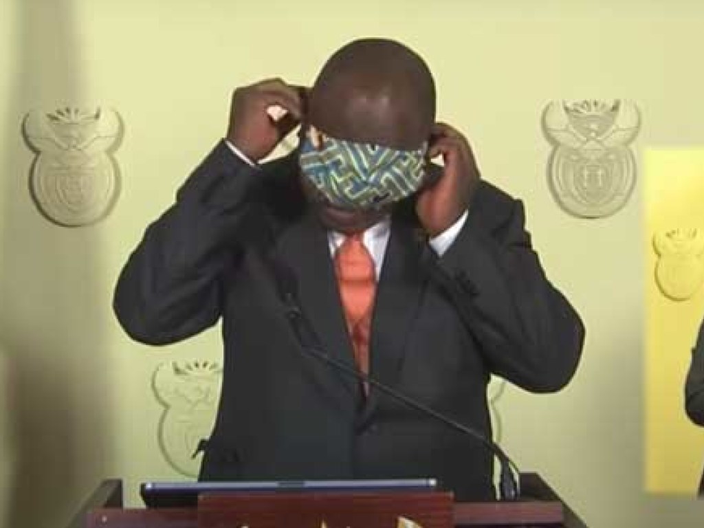 Президент ЮАР во время эфира оконфузился из-за примеривания защитной маски (ФОТО, ВИДЕО)