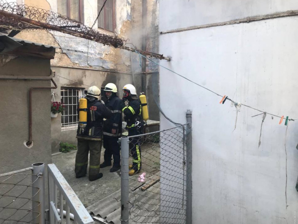 В Одессе  в двухэтажном жилом доме горела квартира (ФОТО)