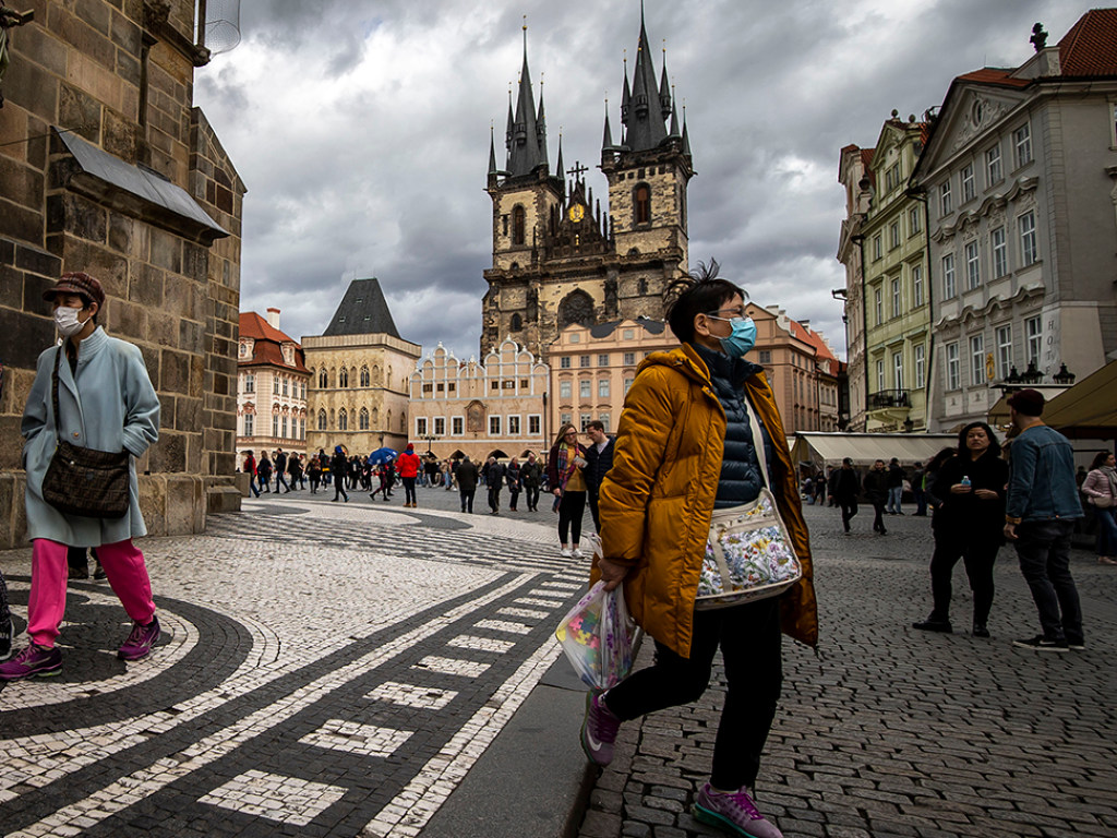 Первая в ЕС: Чехия сняла карантин и открыла границы